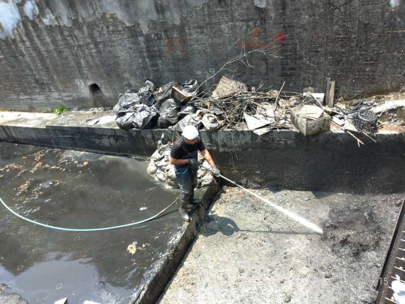 1﹒現場人員利用高壓水槍沖散淤泥