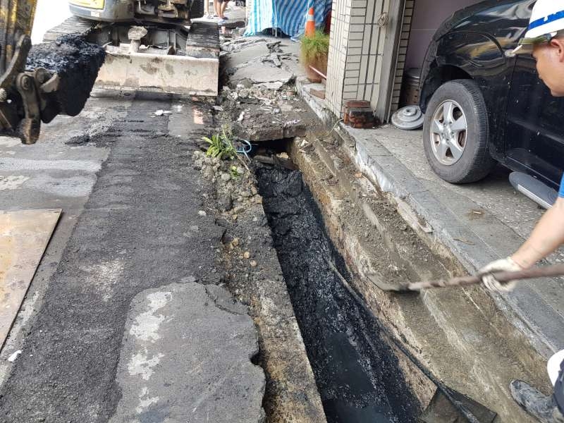2﹒開挖後清理水溝內淤積泥