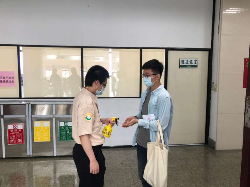 2.進抽籤會場前手部消毒