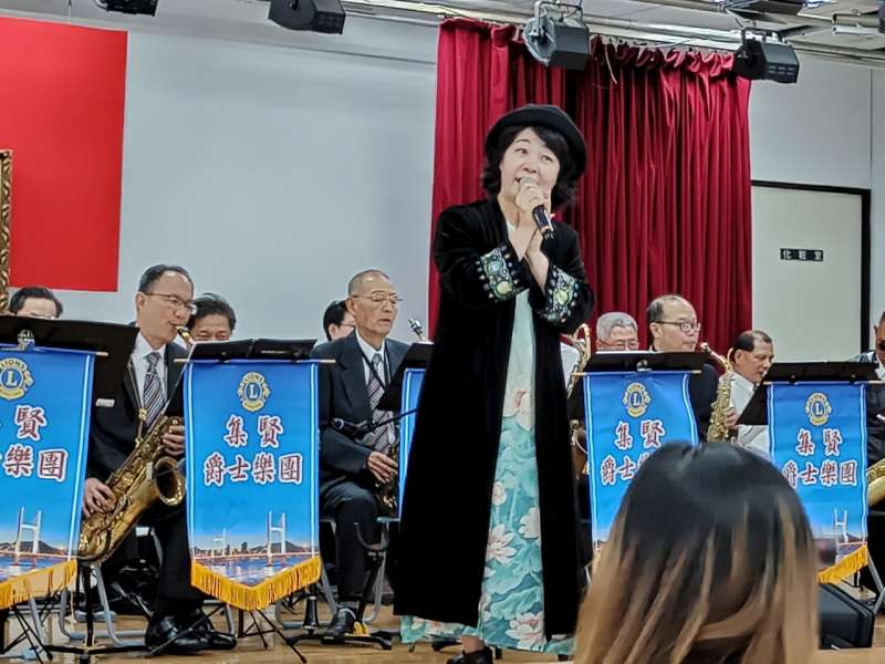 7.在集賢爵士樂團伴奏下，李老師如新鶯出谷的歌聲悅耳動聽