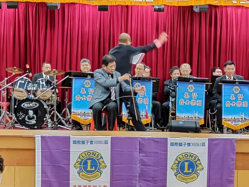 10.鋸琴音樂協會陳會長的鋸琴演奏