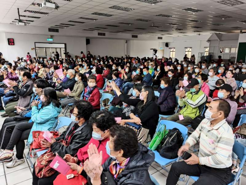 11.鄉親們一邊聆聽一邊跟著節奏打拍子