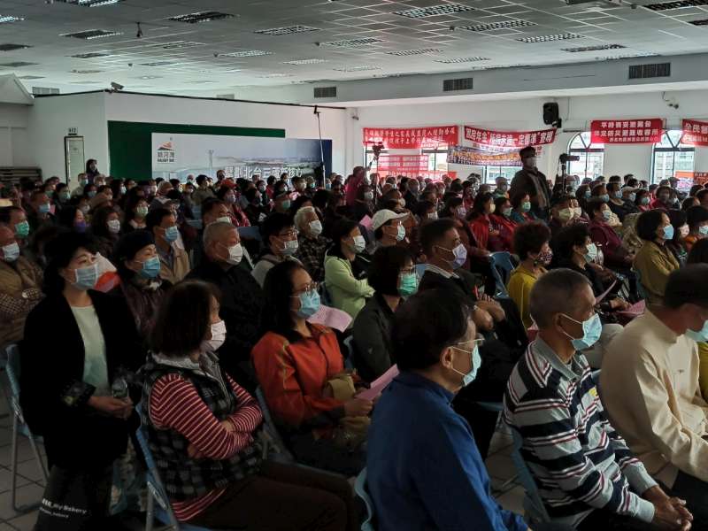 12.懷舊的樂曲令鄉親們聽得如痴如醉