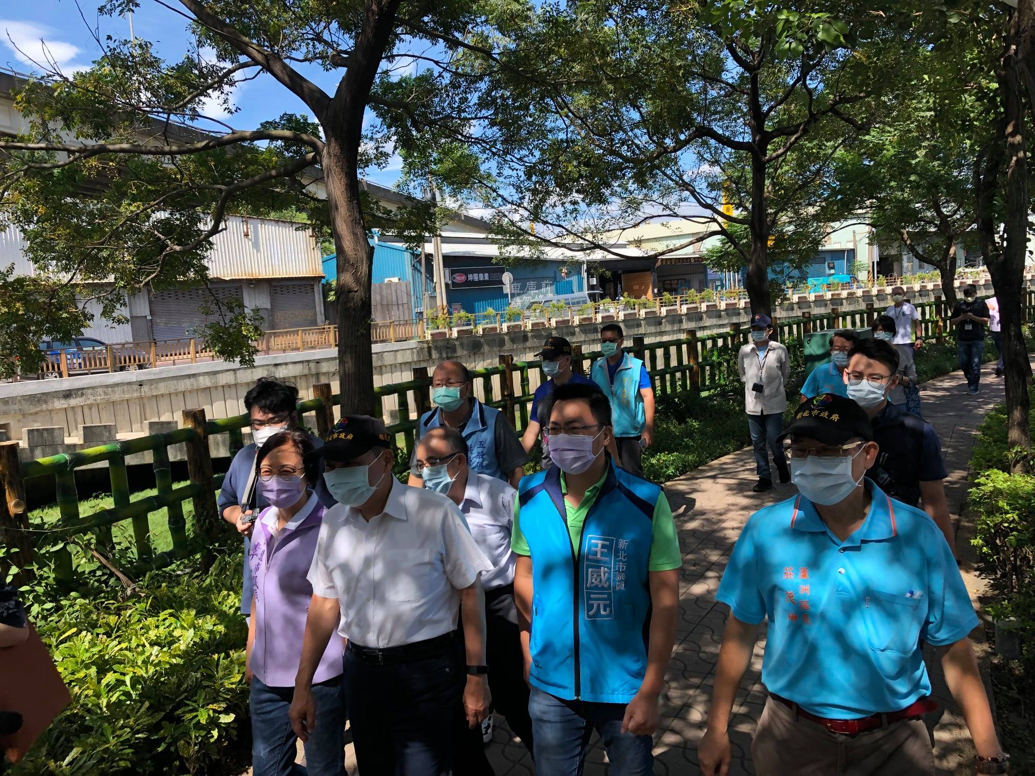 3.侯市長與地方民意代表視察鴨母港溝補注水工程