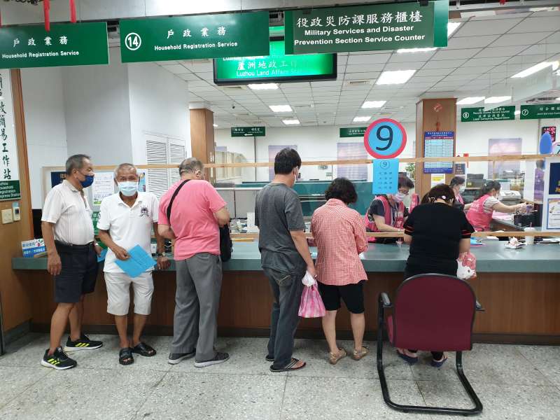 6.長輩笑咪咪的來領取重陽禮金