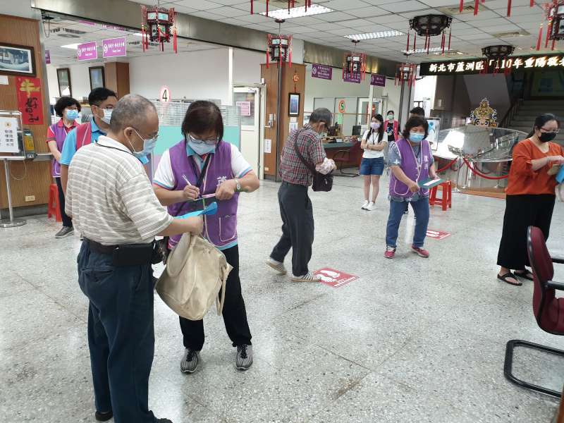 7.志工暖心的協助長者填寫資料，讓領取作業更快速