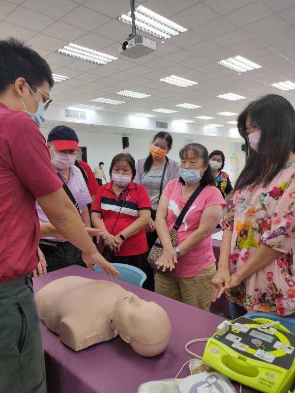9.學員認真學習心肺復甦術