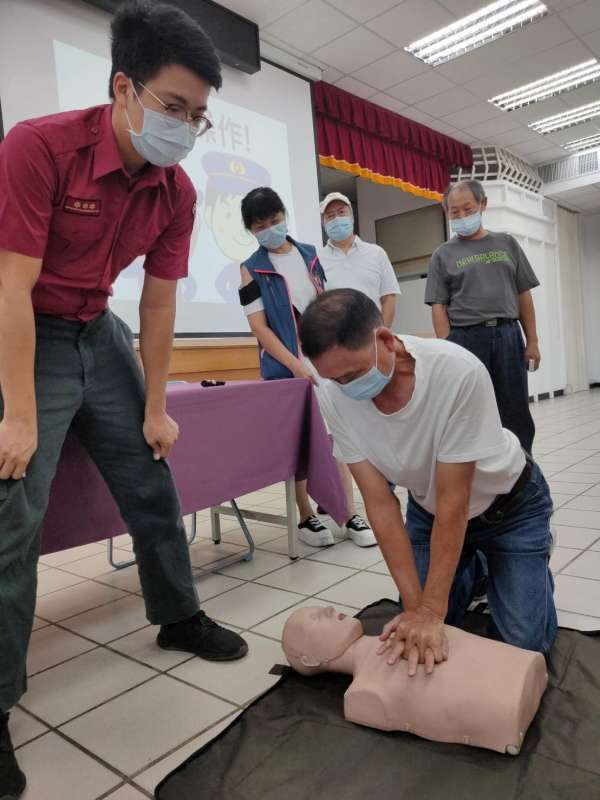 10.學員學習心肺甦術