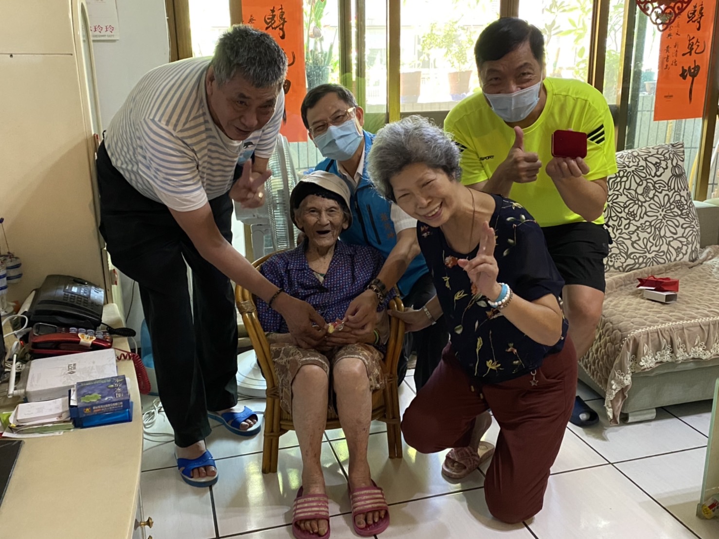 2.蘆洲區長莊茂坤於110年10月5日代總統府及新北市政府致贈逾百人瑞許愛順女士重陽鎖片