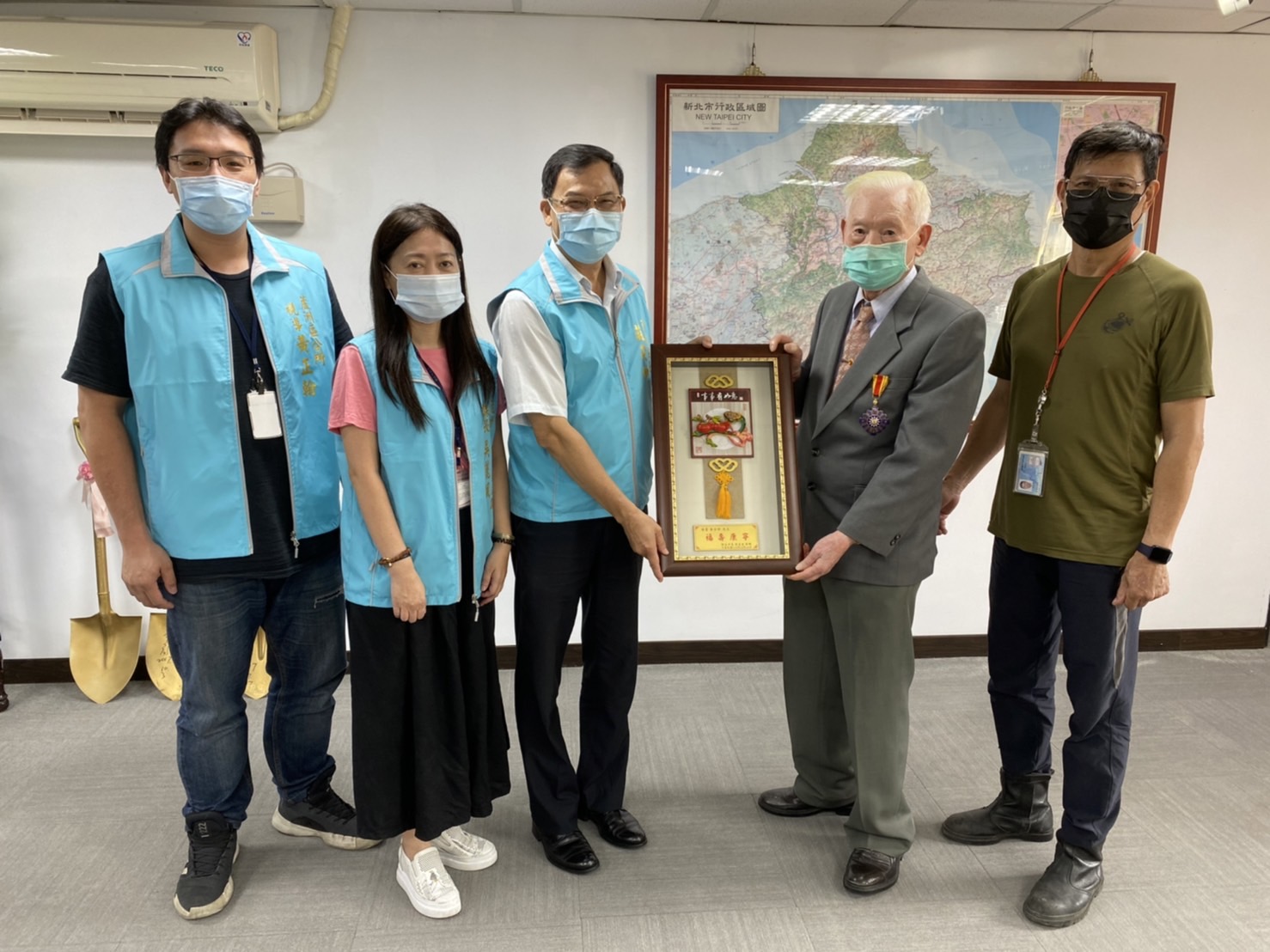 4.蘆洲區長莊茂坤於110年10月6日代新北市政府致贈99歲人瑞黃吉祥先生重陽禮品
