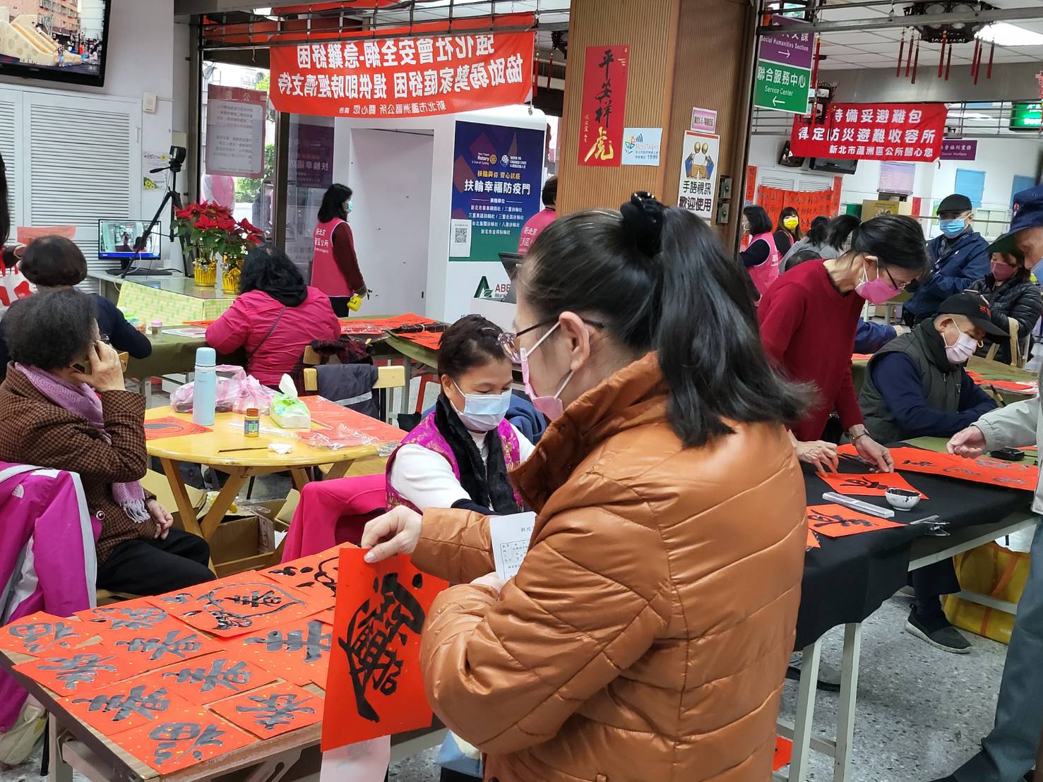 3.公所於春節前舉辦揮毫活動，讓民眾領取春聯，感受過年氣氛