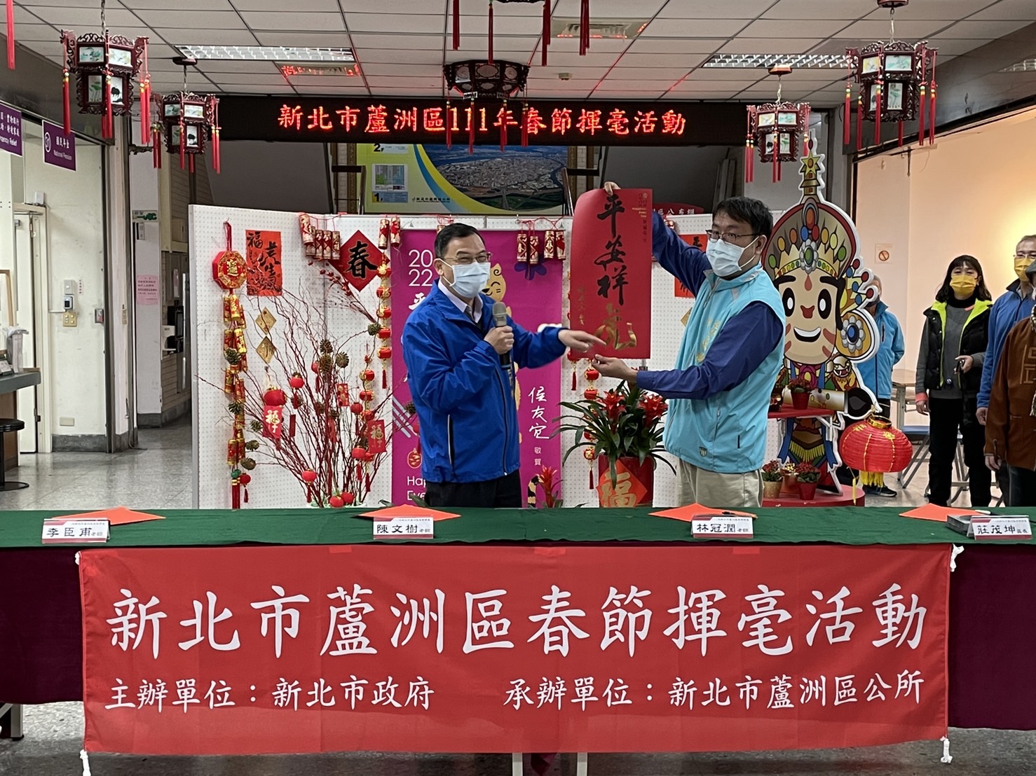 7.莊區長為市民朋友介紹市府春聯富有意涵的巧思之處