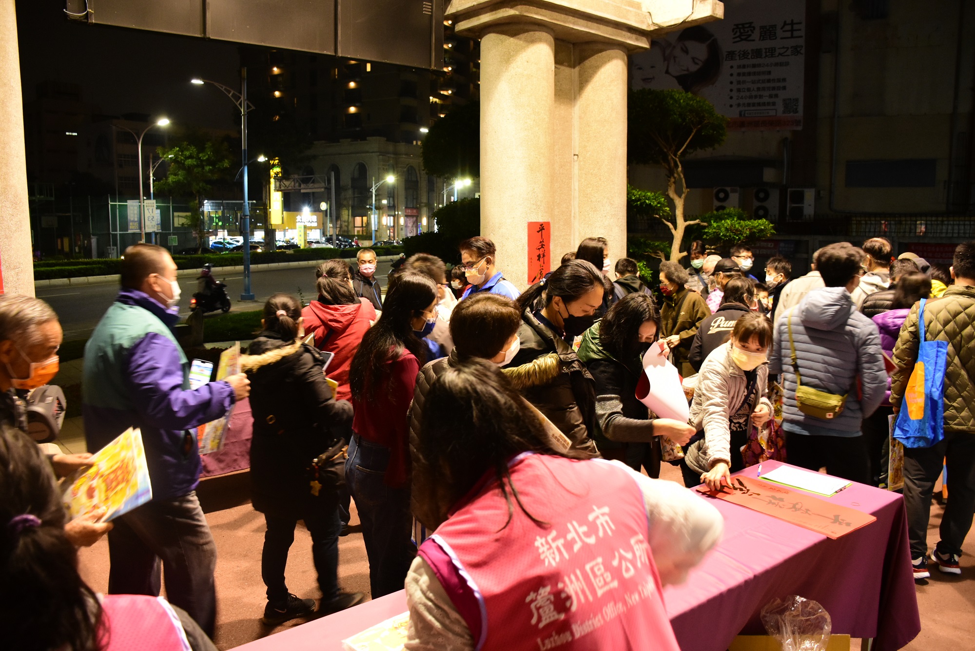 5.現場民眾踴躍領取小提燈