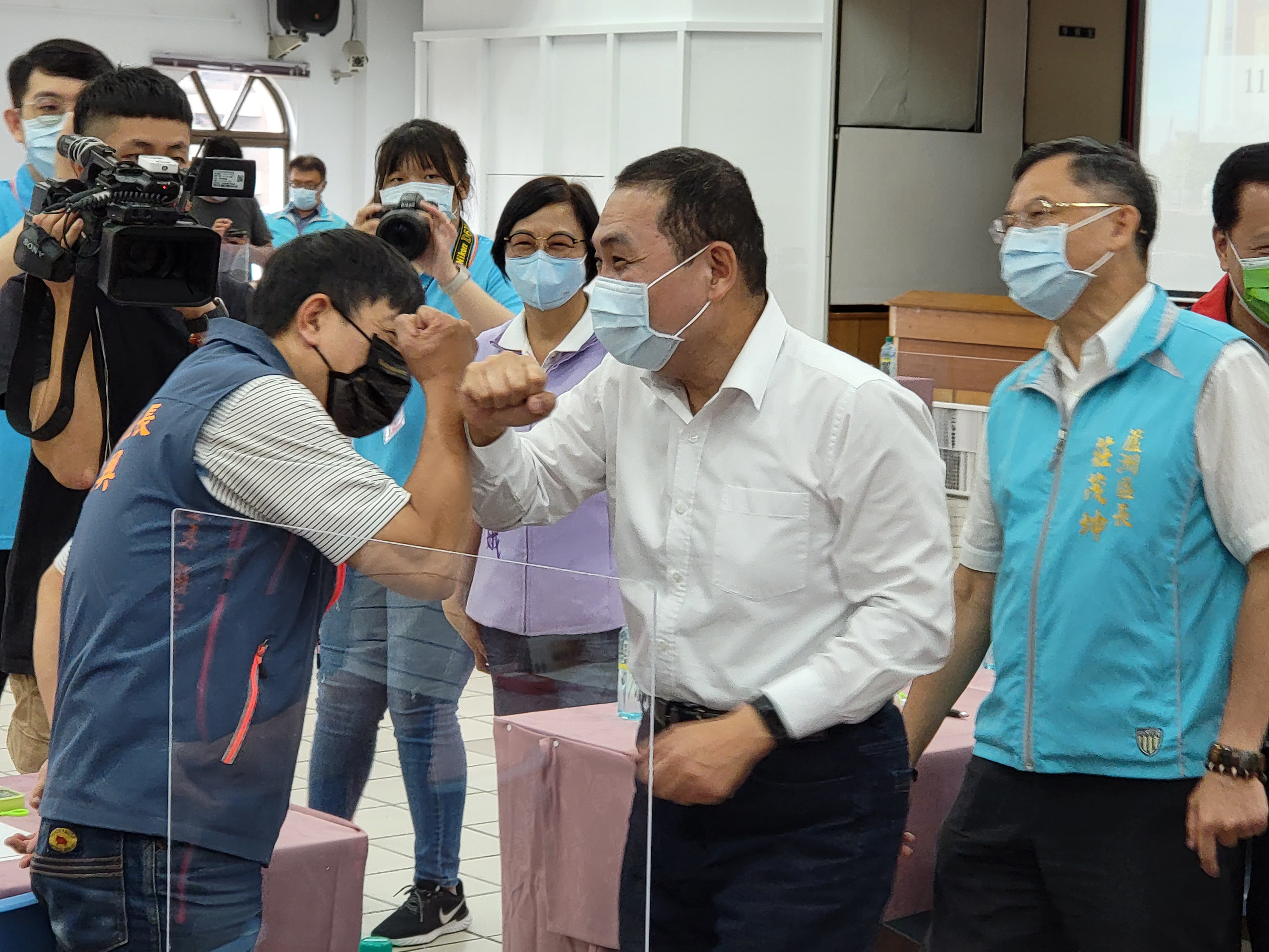 1.市長與里長熱情碰手肘打招呼