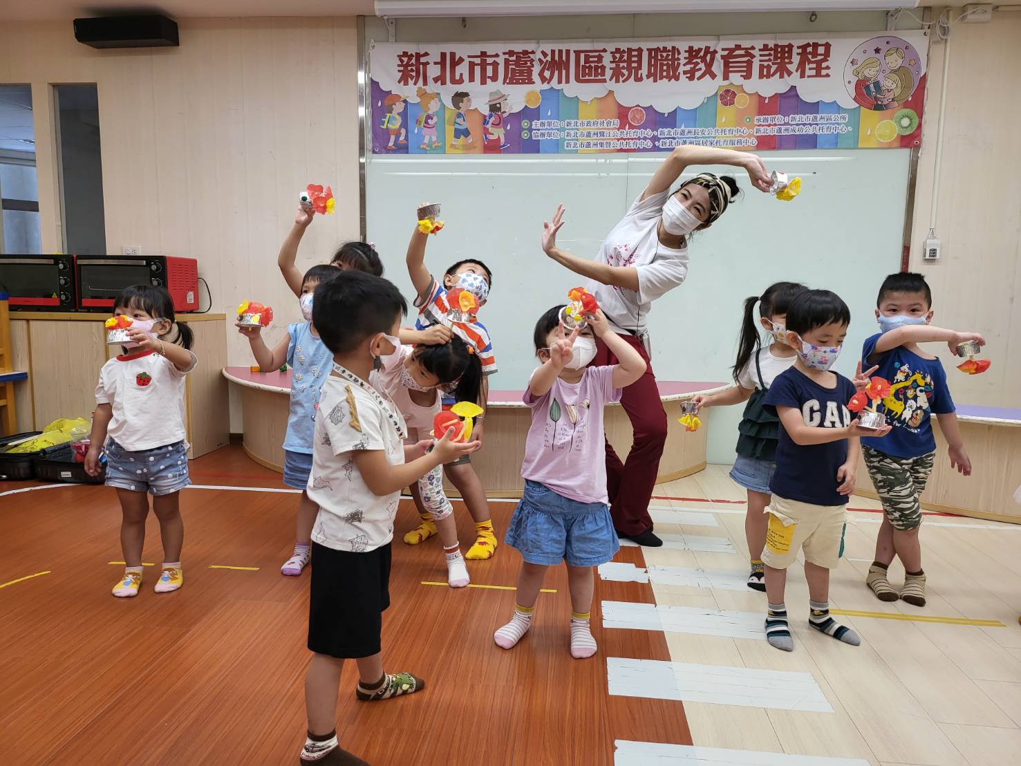 6.小朋友拿著自己與爸爸媽媽DIY的作品開心合影