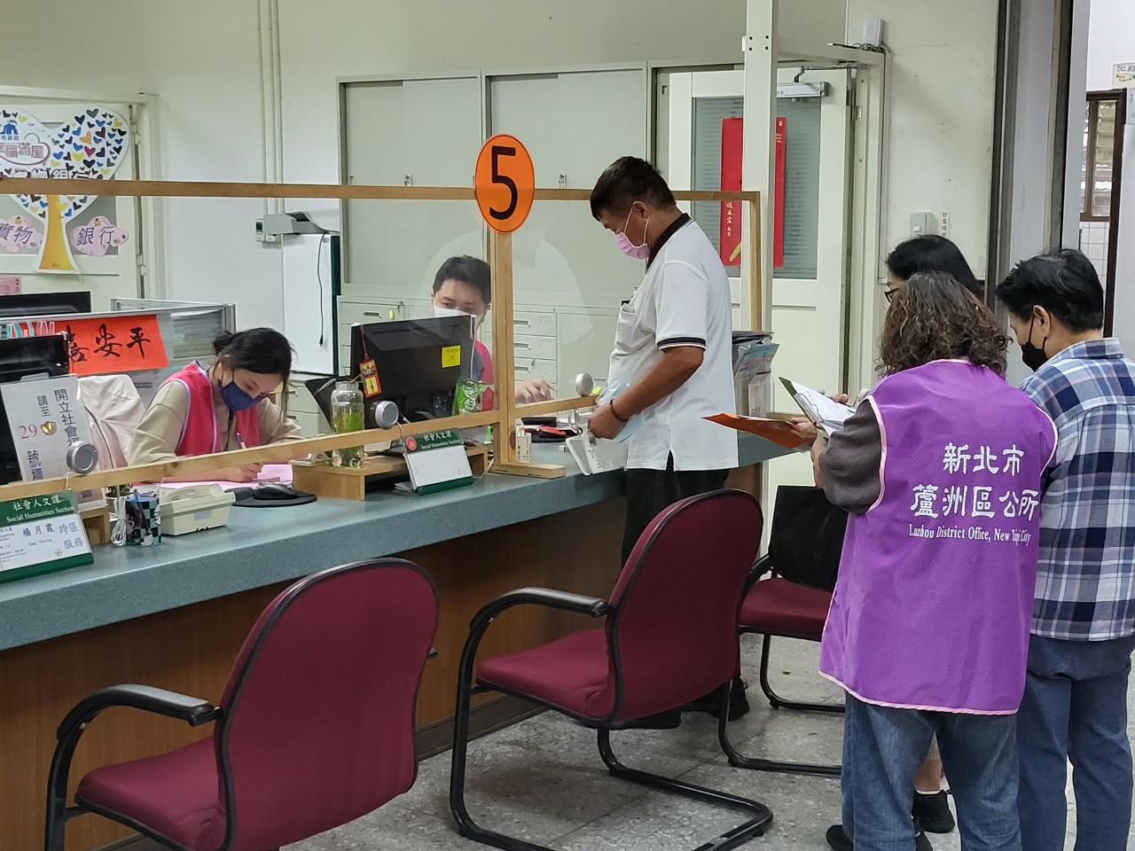 6.志工暖心地協助長者填寫資料，讓領取作業更快速