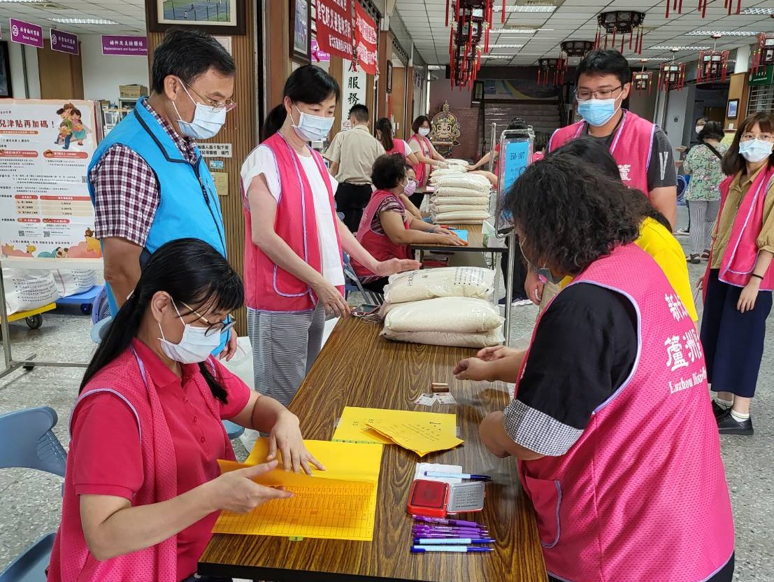 莊區長關懷領取救助糧民眾