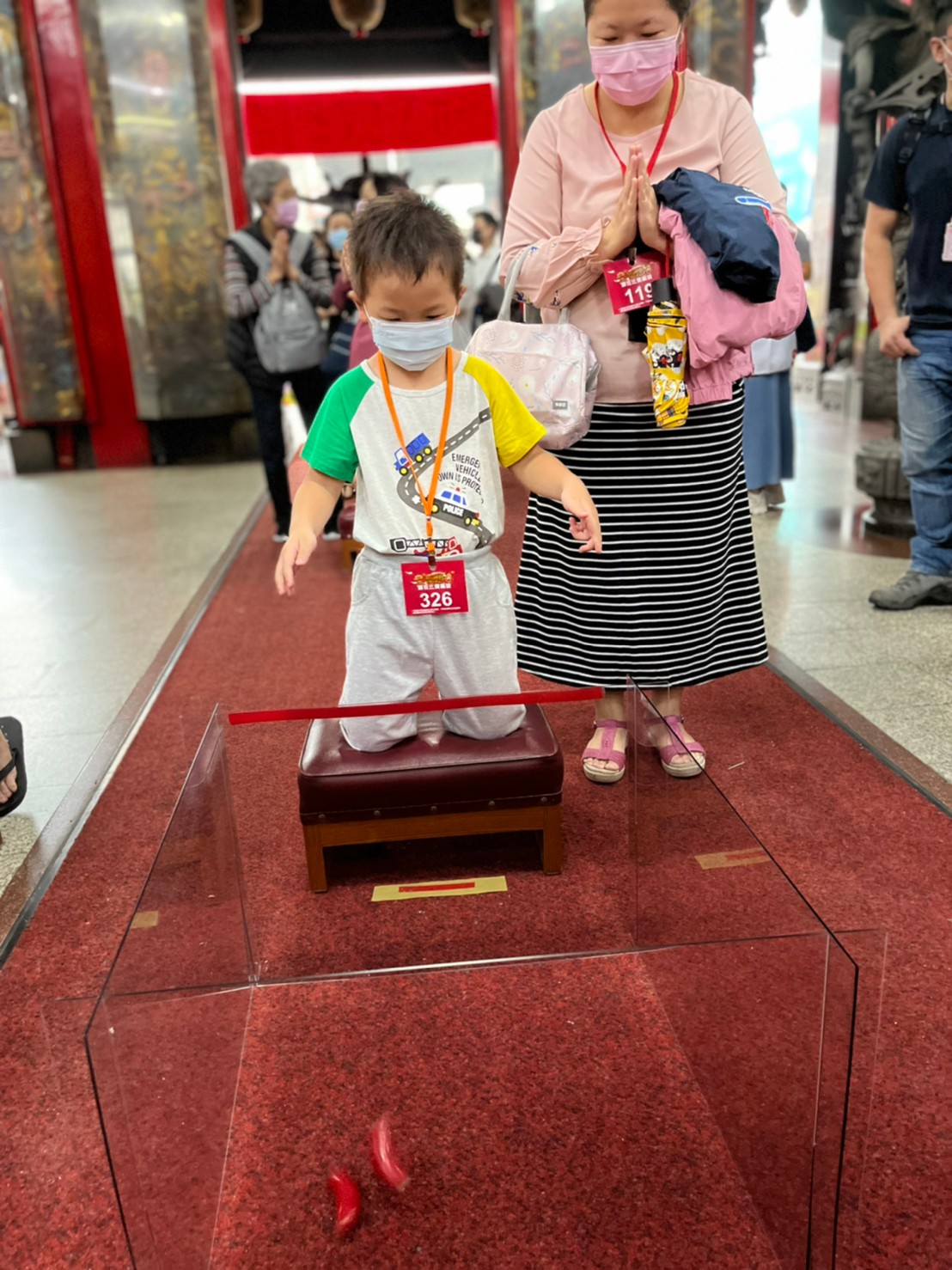 04.蘆洲神將文化祭擲筊比賽吸引近800人參加，有媽媽帶著小朋友參加擲筊比賽。