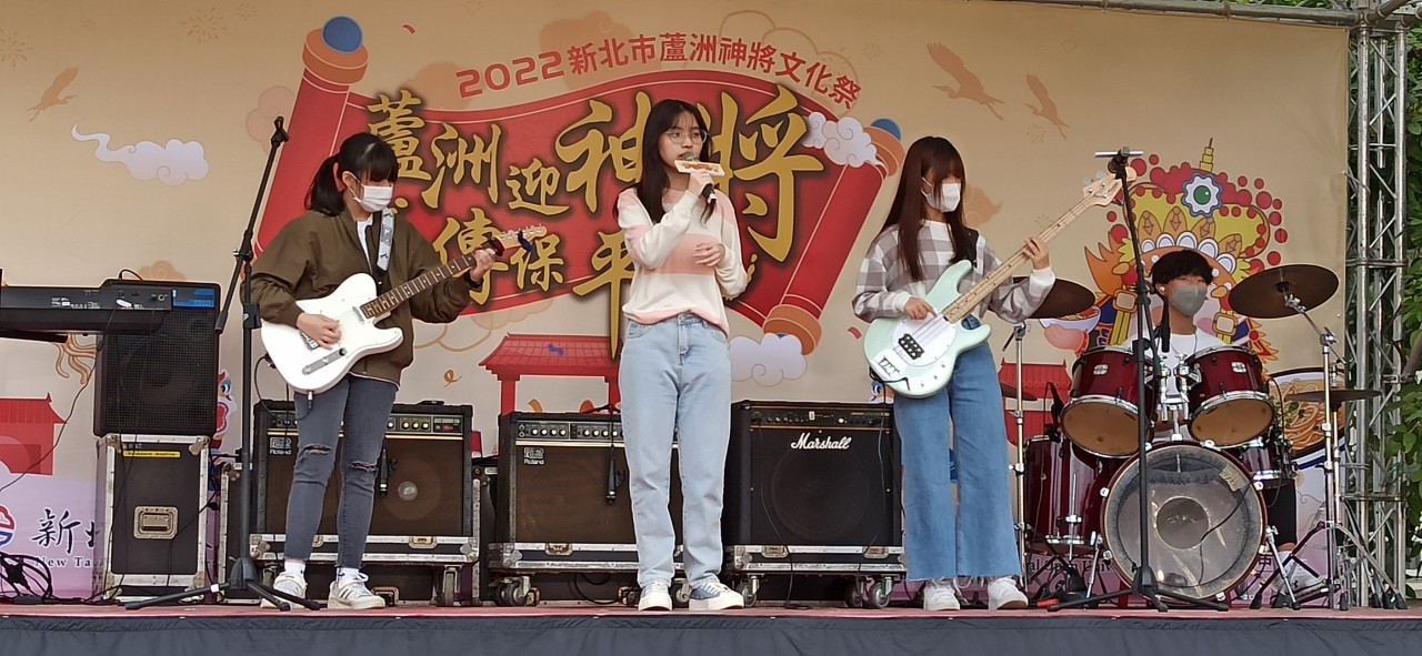 26.麗山高中熱音社展現他們的青春熱力，發揮療癒的功能，讓在場佳賓眼睛為之一亮