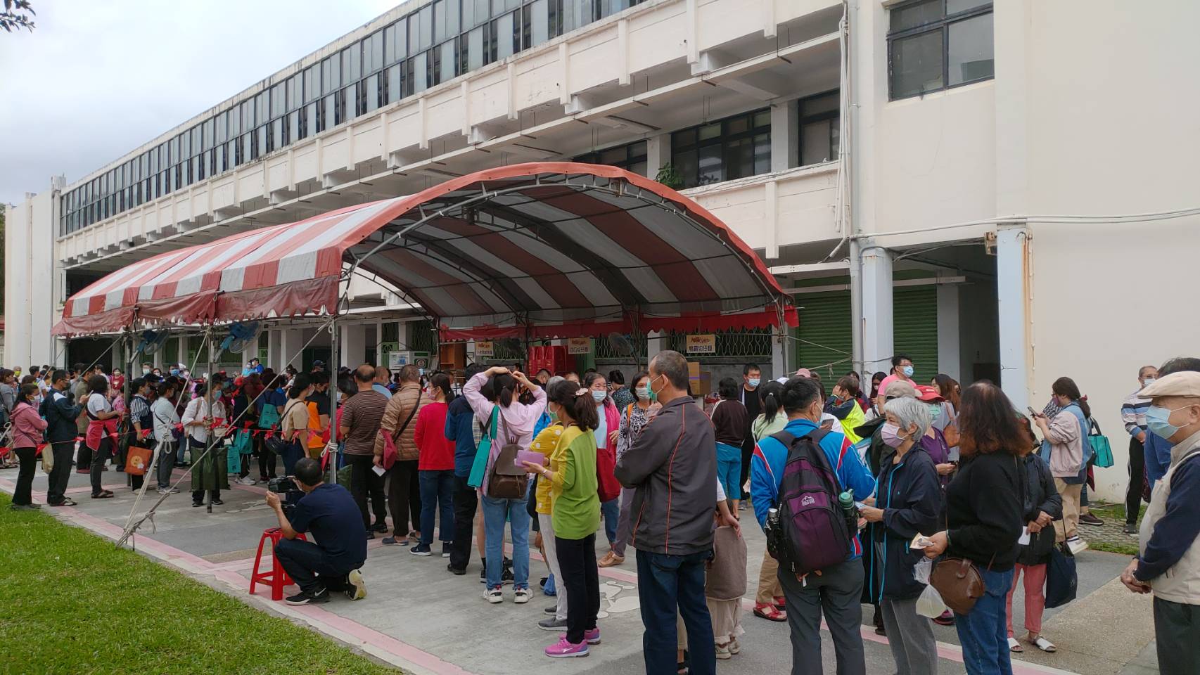 29.歡樂神將文化祭！蘆洲區公所免費贈送2500碗切仔麵，民眾衝排隊