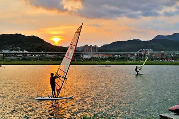 微風‧夕陽映風帆