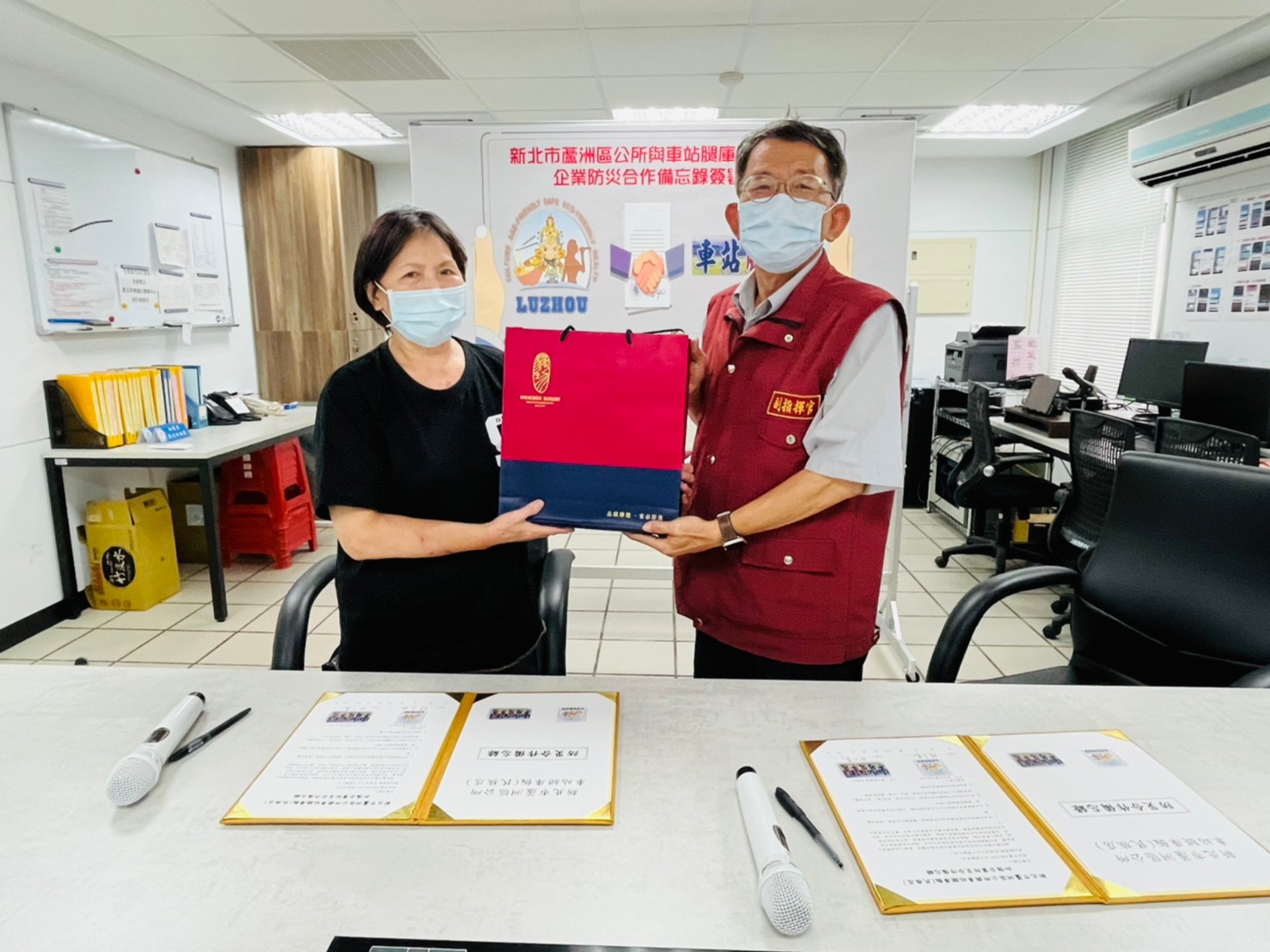 林副區長致贈伴手禮給車站腿庫飯民族店邱店長