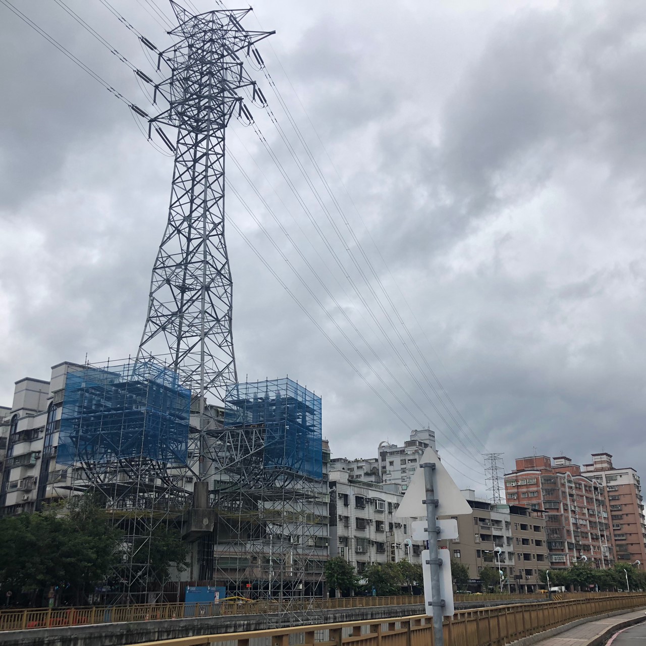 永安南路二段高壓電塔影響當地民眾居住品質.jpg 永安南路二段高壓電塔影響當地民眾居住品質