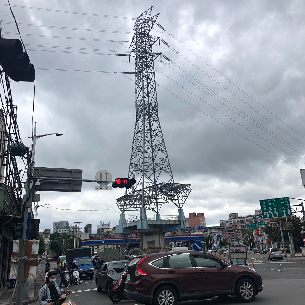 蘆洲區中山一路、中山二路交會口的高壓電塔.jpg 蘆洲區中山一路、中山二路交會口的高壓電塔