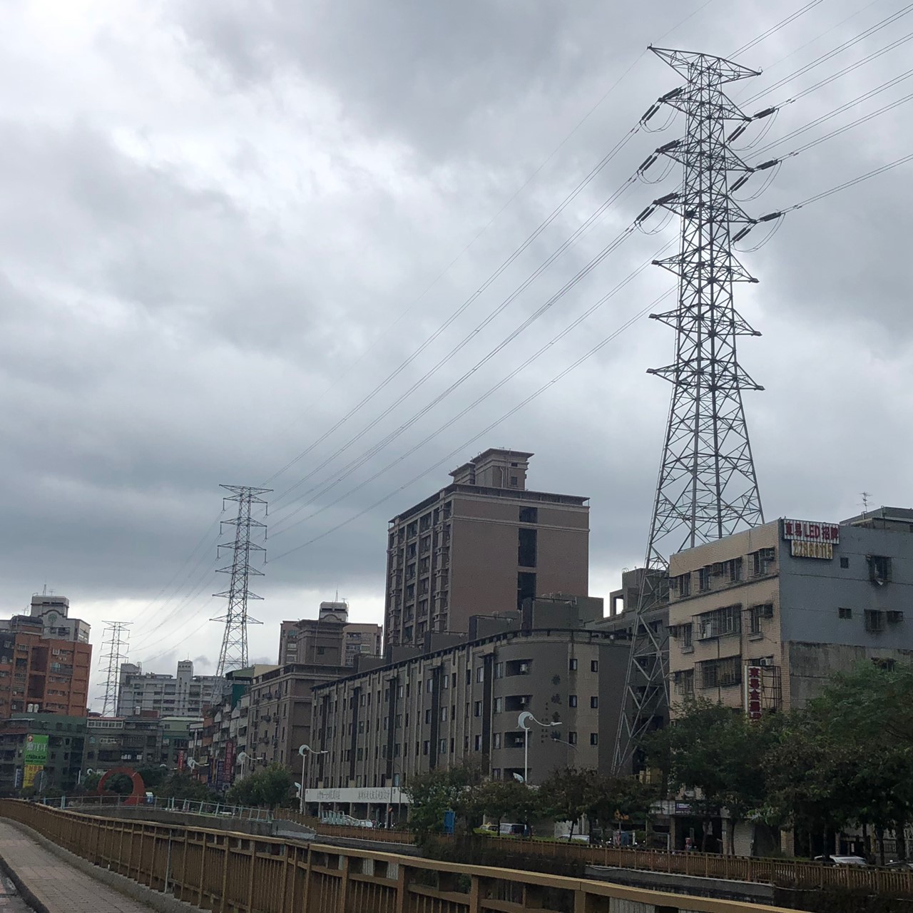蘆洲區中山一路、中山二路交會口的高壓電塔.jpg 高壓電塔拆除前景象